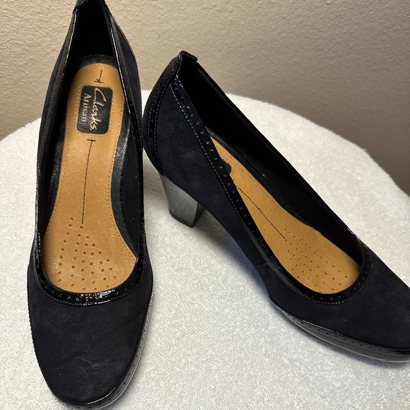 Clarks Artisan Navy Blue Suede Pump Heels, Wingtip toe detail, Size 9.5 New - Picture 4 of 5